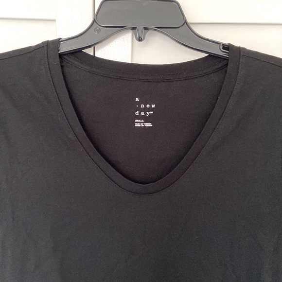 Bundle of 2 A New Day Small V-neck scoop neck tees (green and black). Size small - Picture 3 of 6